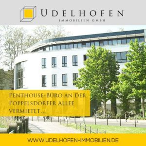 Modernes Bürogebäude mit Bäumen vor dem Eingang.