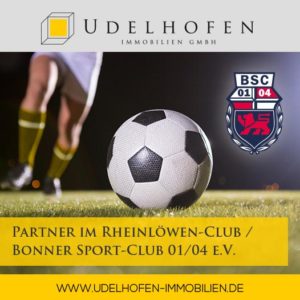 Fußball auf Rasen neben Sport-Club-Logo.