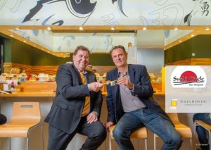 Herr Udelhofen mit Geschäftsführer vom Sushi Circle