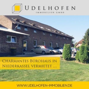 Ziegelgebäude mit Autos und Rasen