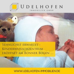 Baby mit Kuscheltier im Kinderwunschzentrum.