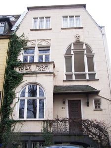 Historisches Gebäude mit Verzierungen und großen Fenstern