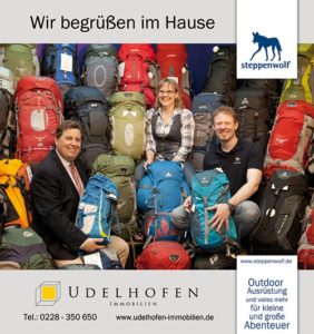 Drei Personen mit Wanderrucksäcken und Werbung.