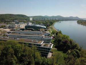 Moderne Bürogebäude am Rhein
