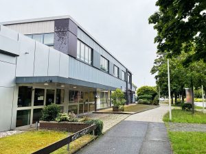 Modernes Gebäude mit Pflanzen und Gehweg