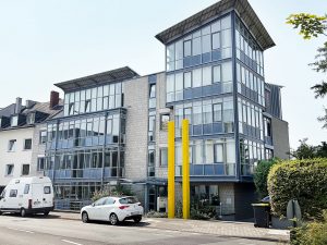 Modernes Glas-Bürogebäude