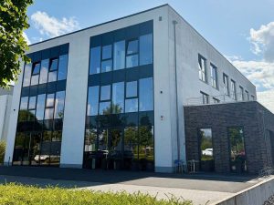 Modernes Bürogebäude mit Glasfront