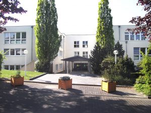 Bürogebäude mit Bäumen und Grünpflanzen