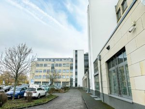 Bürofläche mit großem Parkplatz