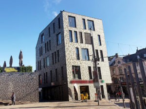 Bürogebäude mit Bahnanbindung in der Nähe